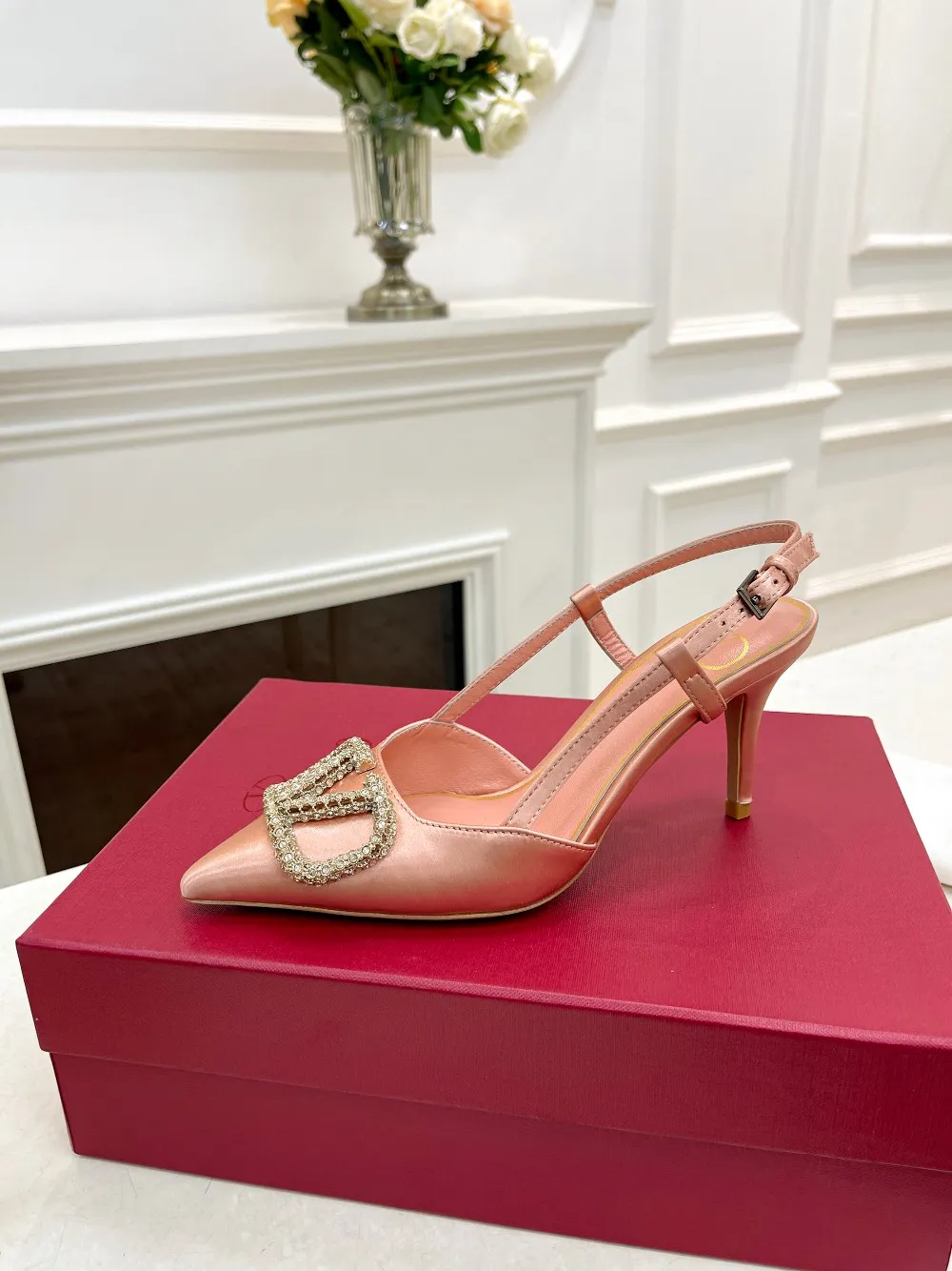 👟👟Ex-factory price 420👟👟 Genuine leather sole +40 Top version 𝑉𝐴𝐿𝐸𝑁𝑇𝐼𝑁𝑂 Valentino new spring and summer women's 8-color sandals [latest rhinestone buckle] bring out a full sense of luxury, and the new season will live up to expectations! Worth buying ★Absolutely high-grade❥Original method, Absolute sensibility❥Elegant style, No-frills walking artifact Code number: 35-41 (34-42 customized) Fabric: Imported silk Lining: Sheepskin lining Heel height: 4cm～7.5cm2⃣️A choice of leather outsole Rubber outsole